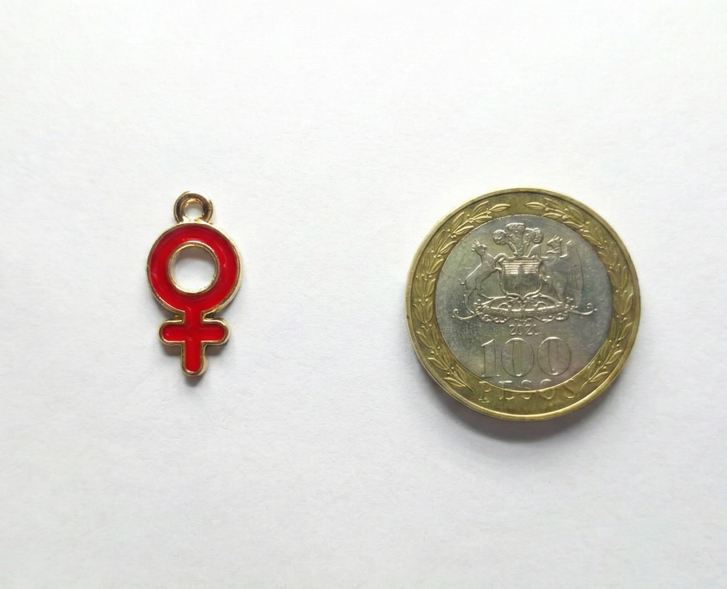 Dije Simbolo Femenino Rojo 10x19mm