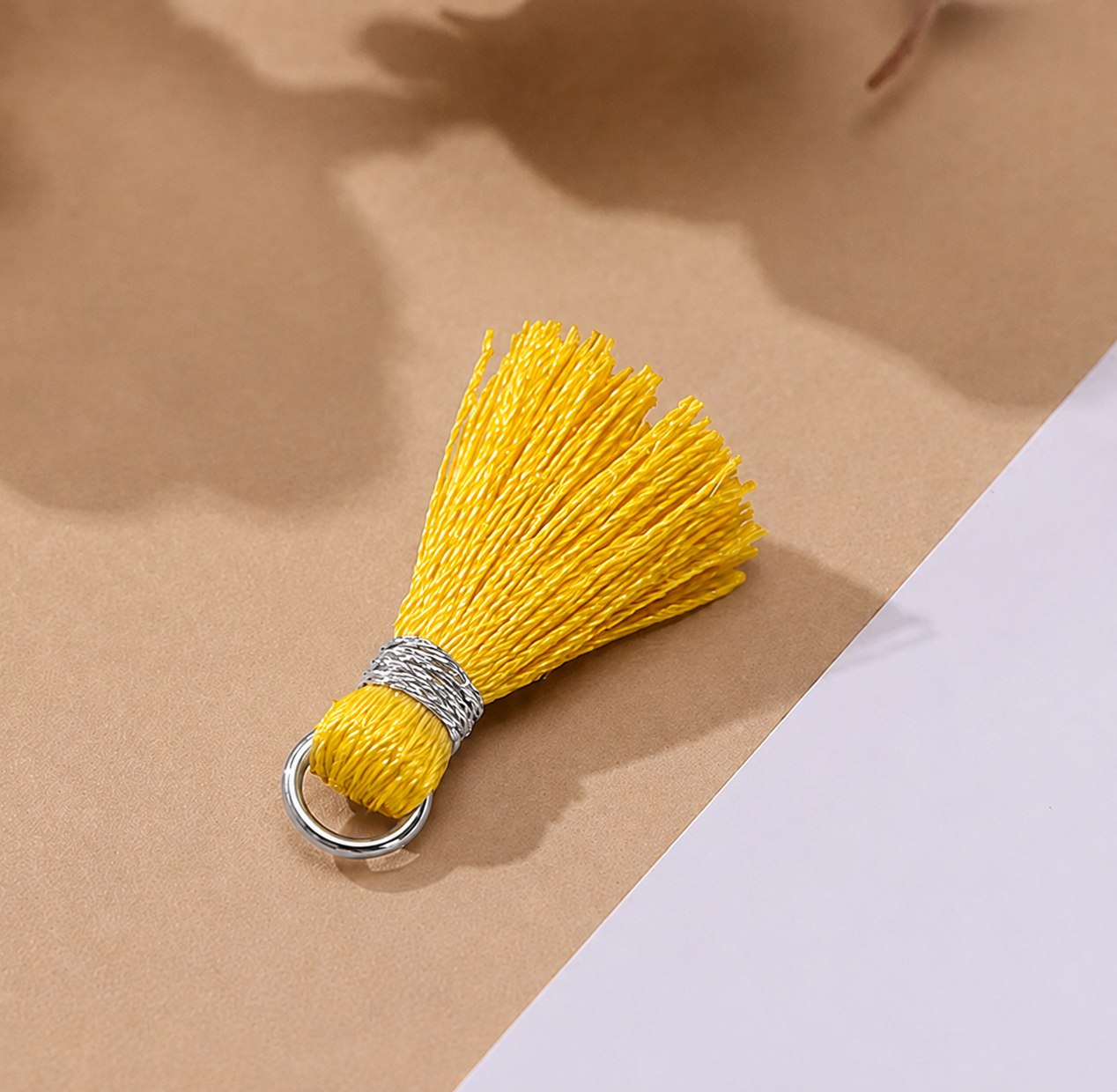 Borlas Hilo Amarillo Con Argolla Plateada 2.5cm - 10pcs