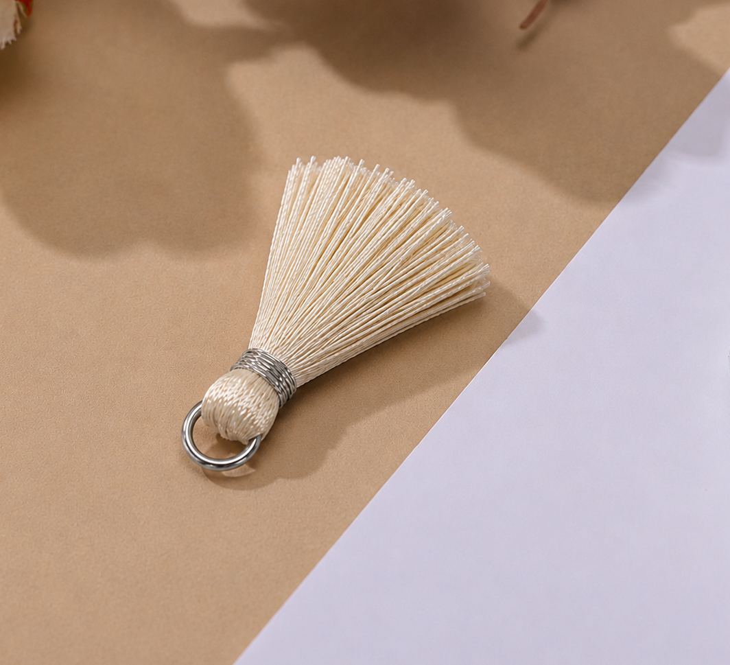 Borlas Hilo Beige Con Argolla Plateada 2.5cm - 10pcs