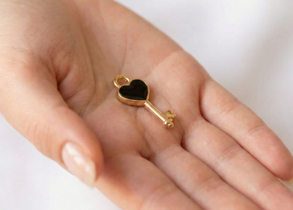 Dije Llave Corazon Negro 11x25mm