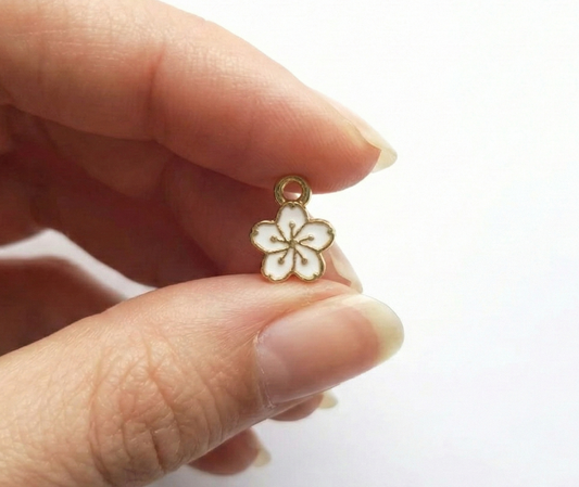 Dije Flor Blanca 9x12mm