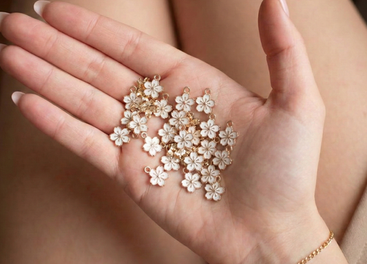 Dije Flor Blanca 9x12mm