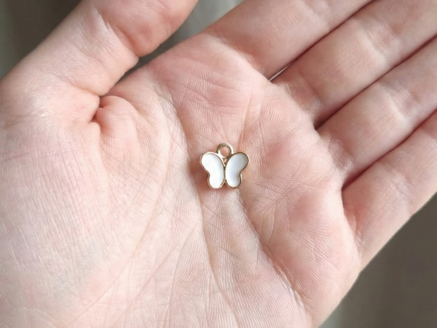 Dije Mariposa Blanca Chica 8x8mm