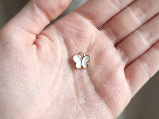 Dije Mariposa Blanca Chica 8x8mm