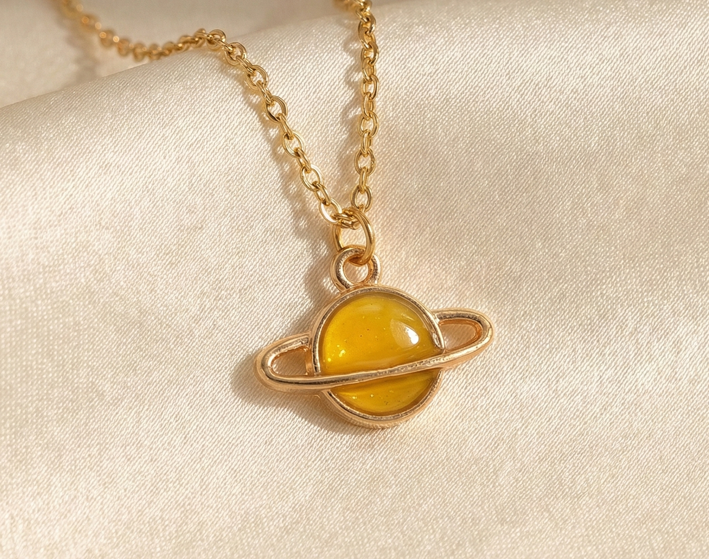 Dije Saturno Dorado 22x27mm