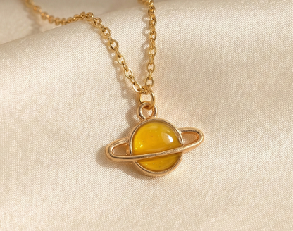 Dije Saturno Dorado 22x27mm