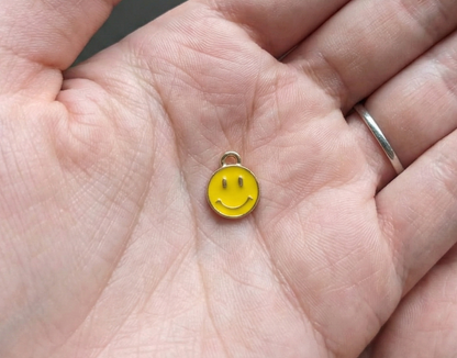 Dije Smiley Amarillo 10x13mm