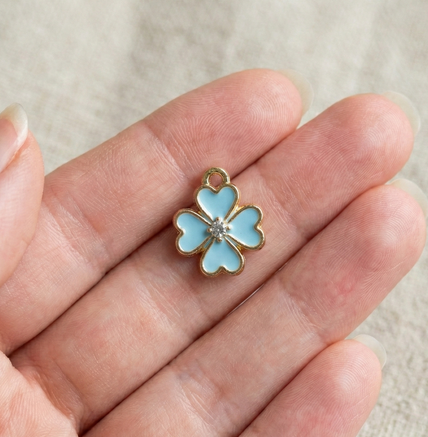 Dije Trebol Cuatro Hojas Celeste con Strass 14x16mm