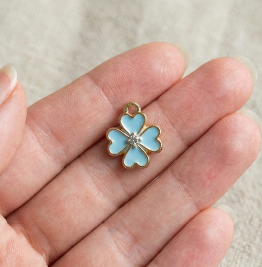 Dije Trebol Cuatro Hojas Celeste con Strass 14x16mm