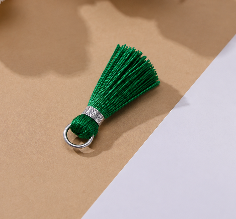 Borlas Hilo Verde Con Argolla Plateada 2.5cm - 10pcs