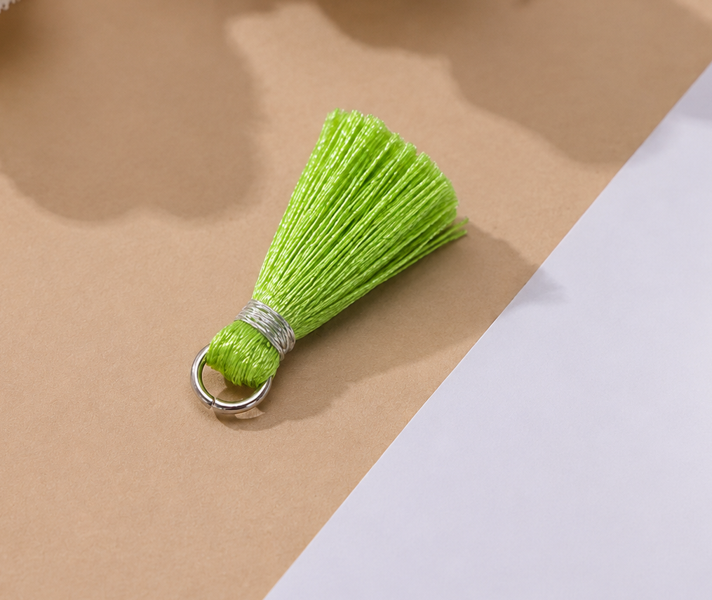 Borlas Hilo Verde Claro Con Argolla Plateada 2.5cm - 10pcs